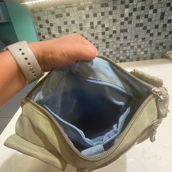 Baggallini Super Cute Crossbody- Great Condition, but see Photos of inner liner - Picture 4 of 7